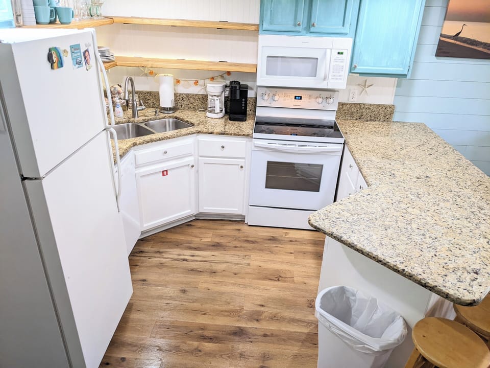 meals are a breeze in our fully equipped kitchen w/LOTS of granite counter space