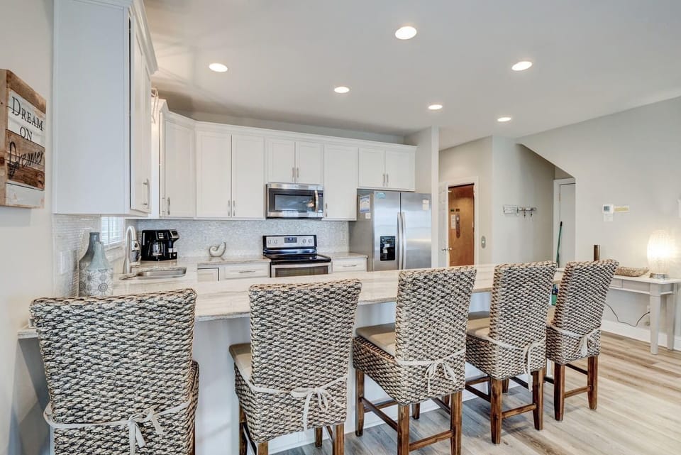 Full remodeled kitchen with large bar area for additional seating