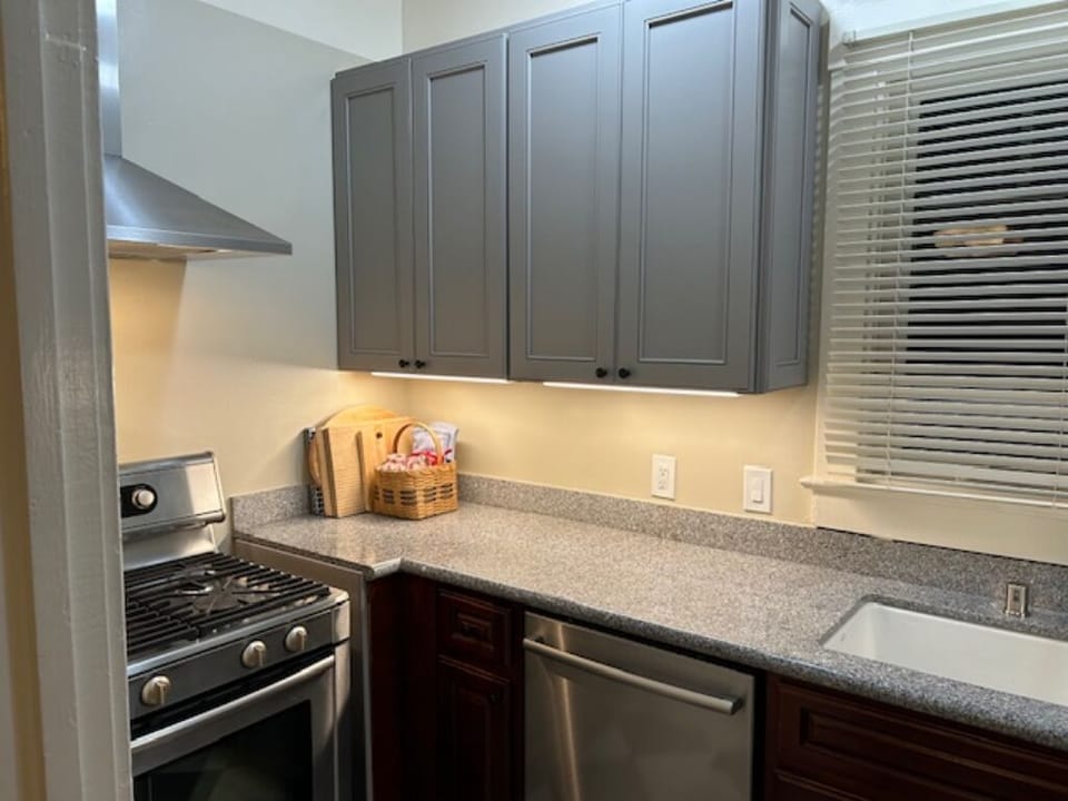 Kitchen: small but efficient w/gas range
