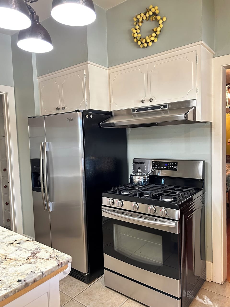 5 Burner gas range with griddle, Ref. Freezer with filtered water and ice maker