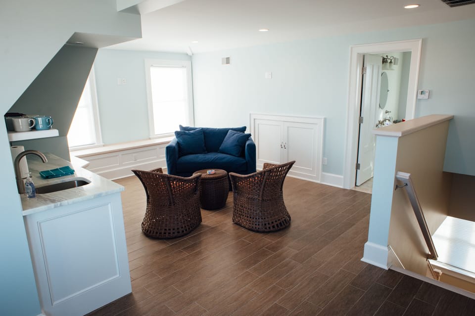 3rd floor entertainment, lounge area. Full bath to right side.
