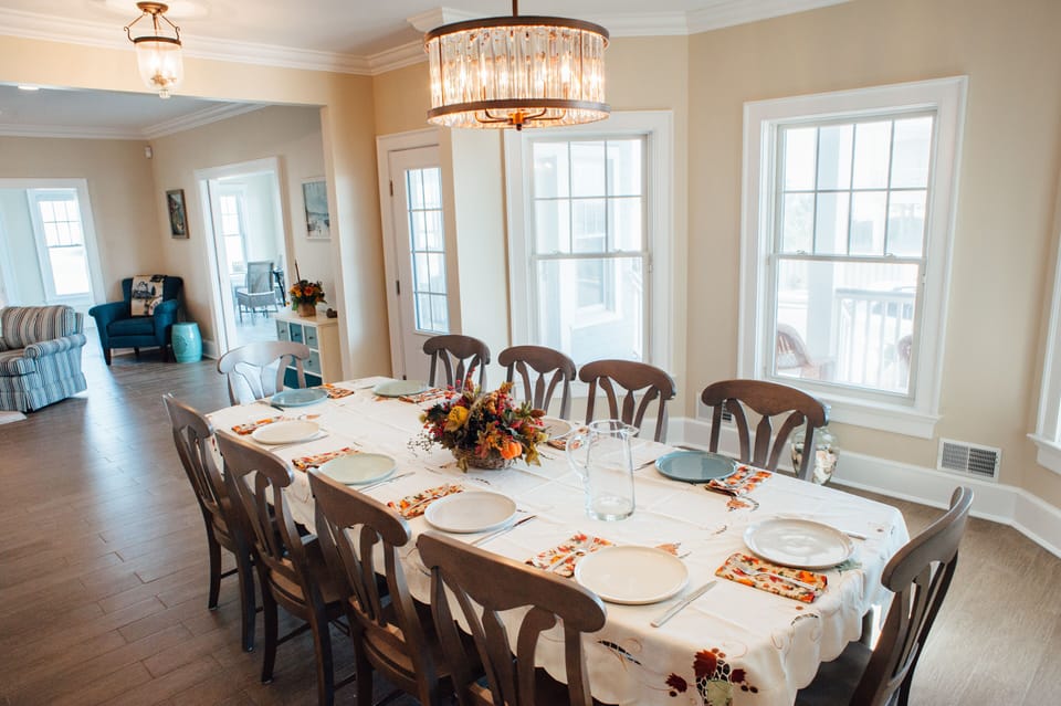 Dining for 10 to 14