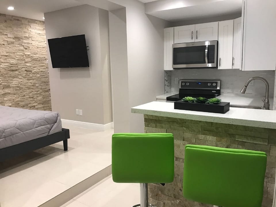 KITCHEN/BEDROOM 