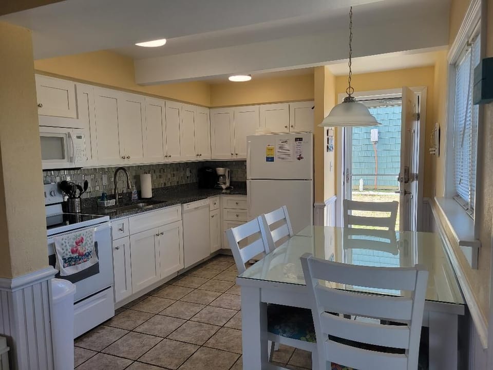 Lower level full size eat in kitchen that seats 6 with bench under the table.