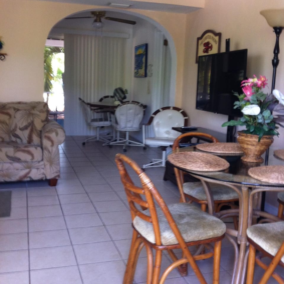 Eat in Kitchen Table/Living Room Table