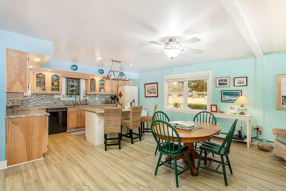 Dining area immediately off kitchen. Perfect for happy hours and conversations.