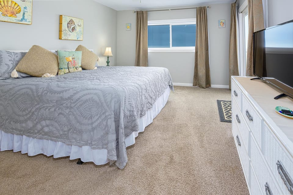 Flat screen cable TV in master bedroom!