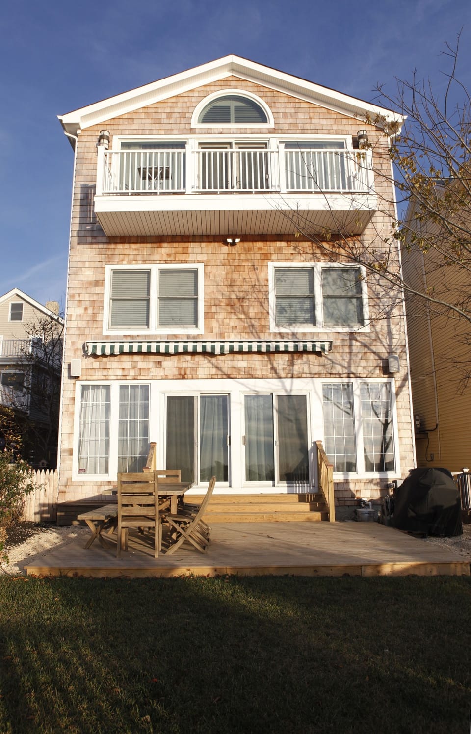 Riverside facing house view with rear deck