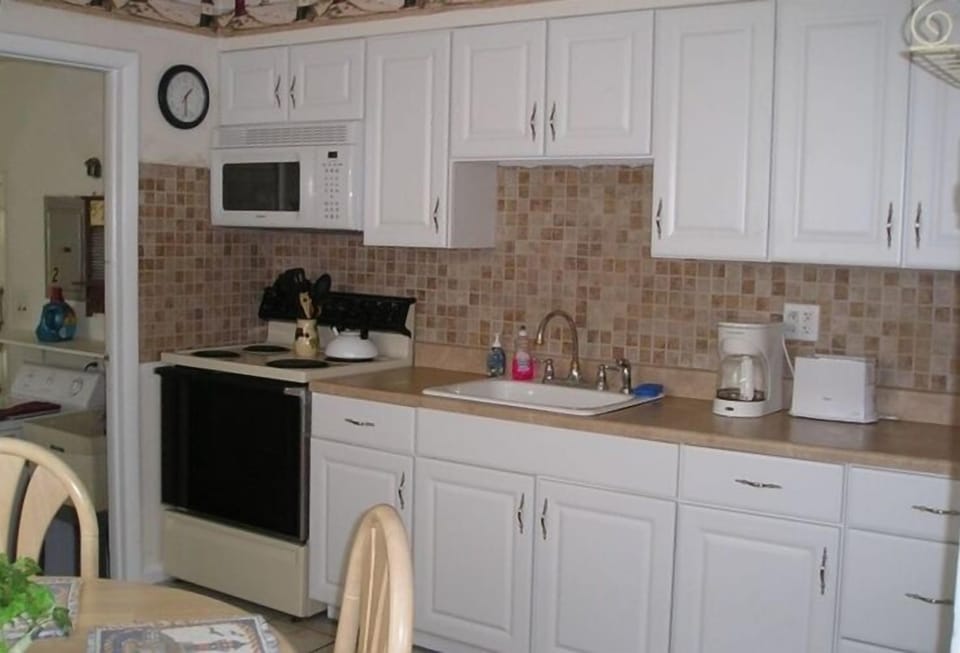 Full eat-in Kitchen and view into utility room