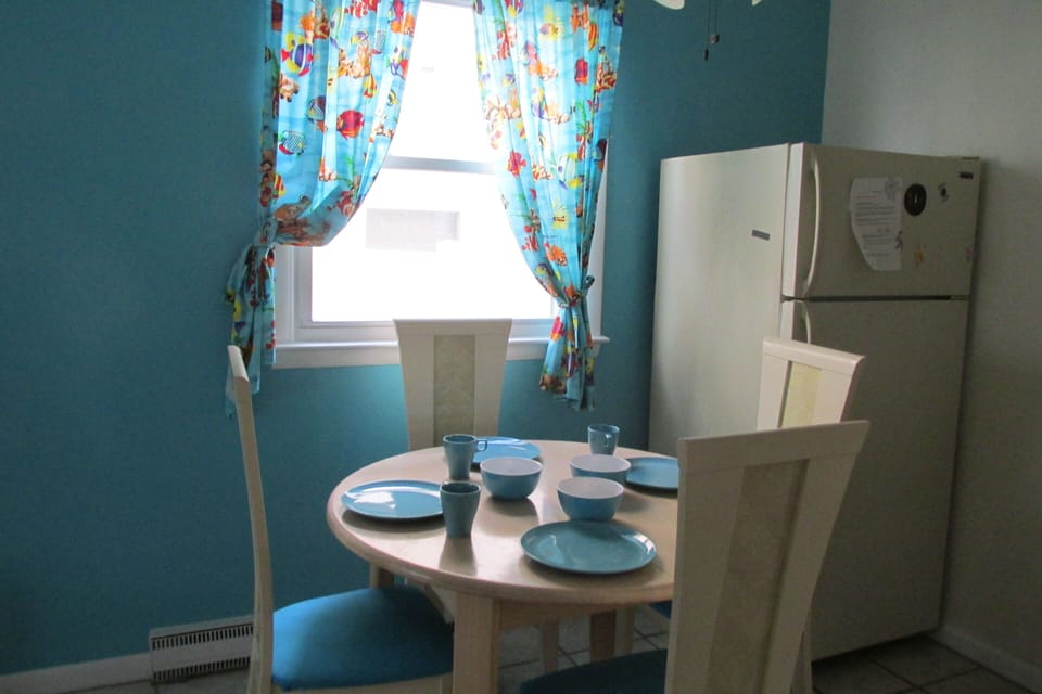 Eat in kitchen w/ expandable leaf
