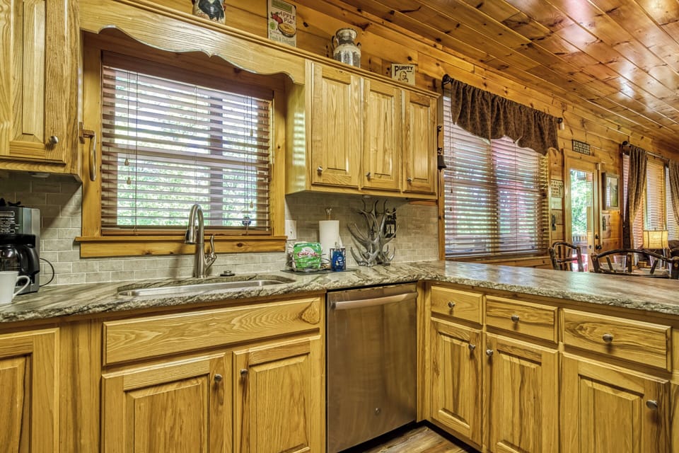 Family Cabin in Pigeon Forge "Antler Run" - Fully furnished kitchen with granite countertops
