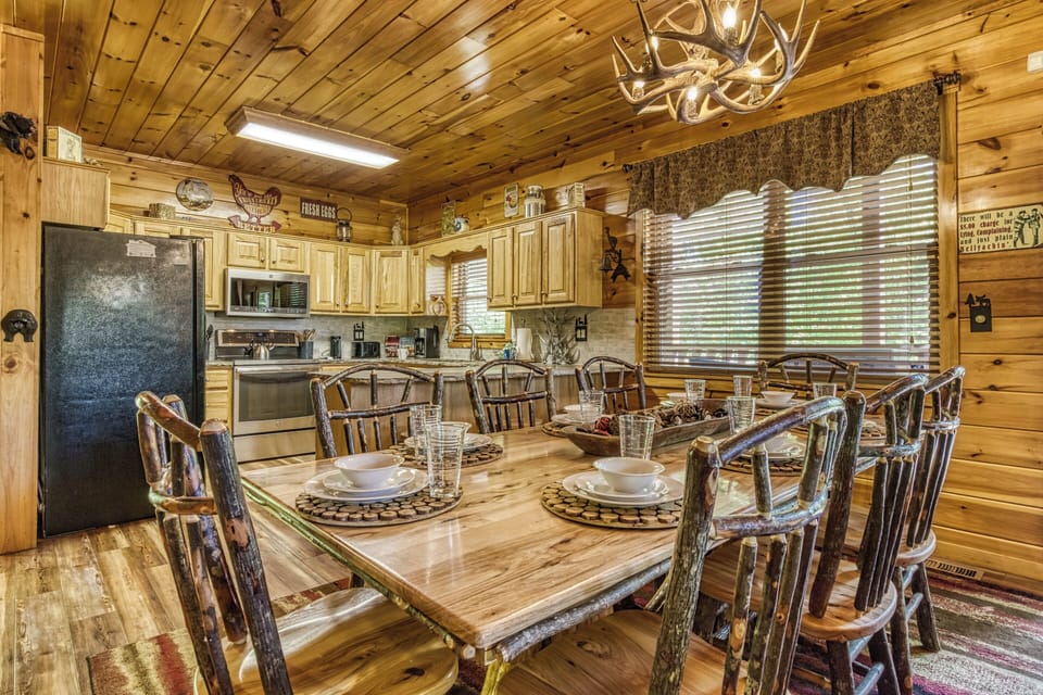 Family Cabin in Sevierville "Antler Run" - Dining area and fully furnished kitchen