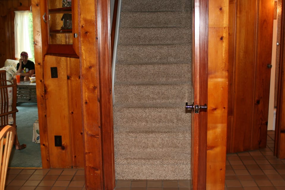 To the upstairs bedroom