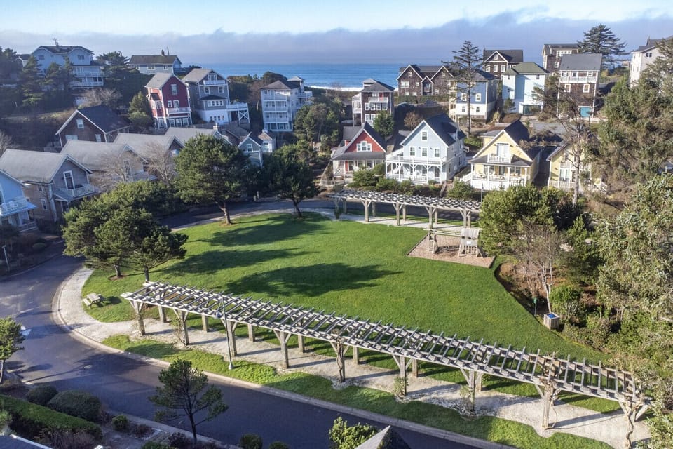 Perfectly positioned between the quiet neighborhood streets and the Pacific Ocean