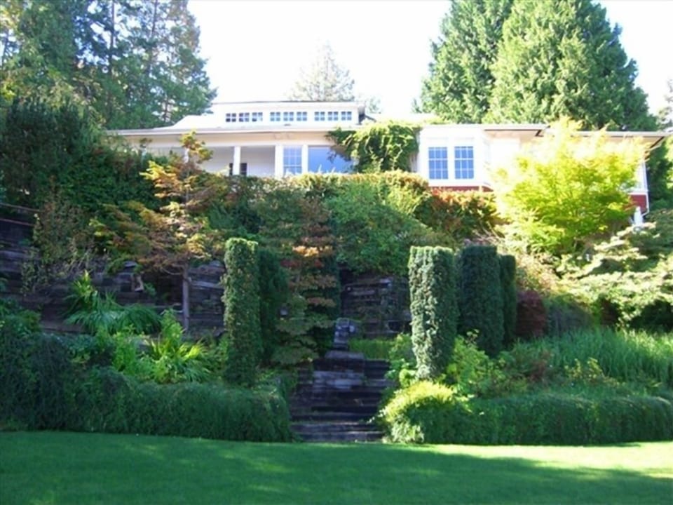 the massive lower lawn is a great place to spend the whole day