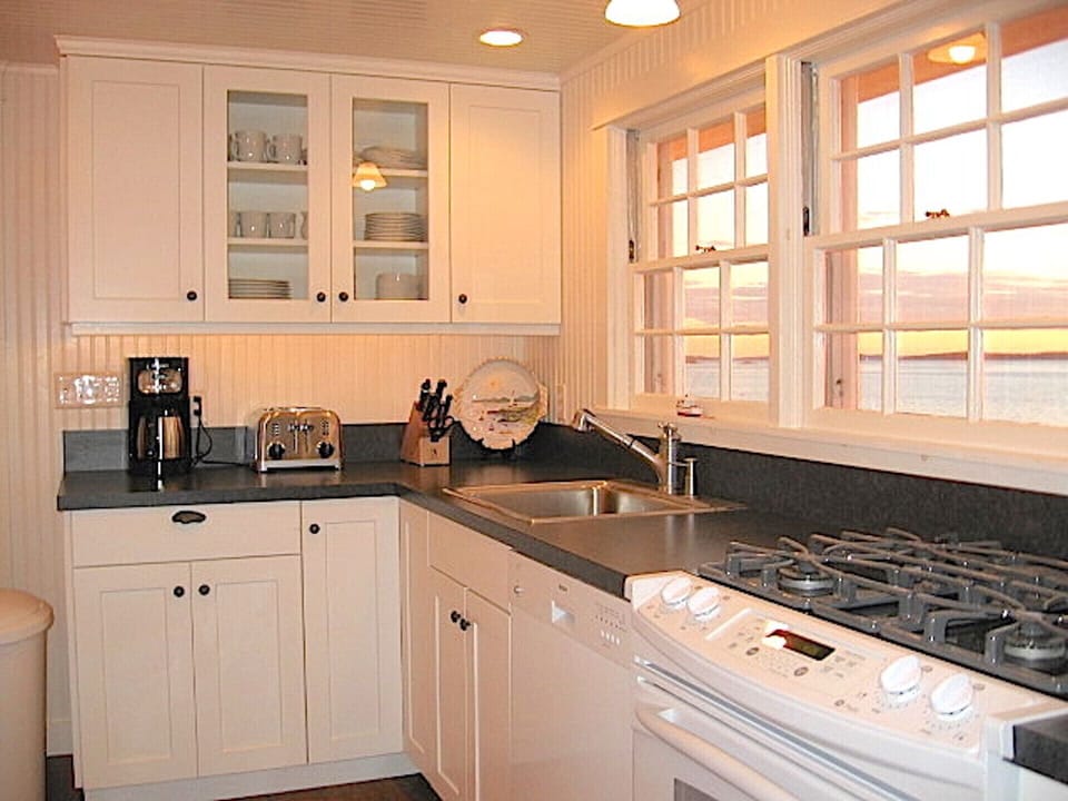 Kitchen with dishwasher, gas stove, refrigerator/freezer and microwave