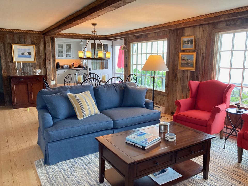 Sitting area and dining area.
