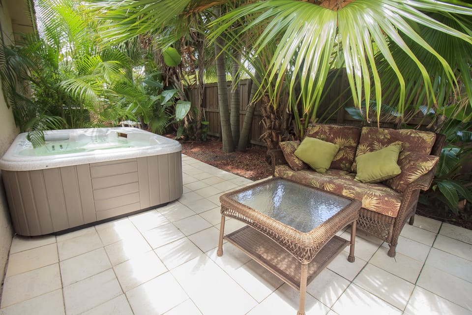 Private Outdoor Jacuzzi and Lounge Area
