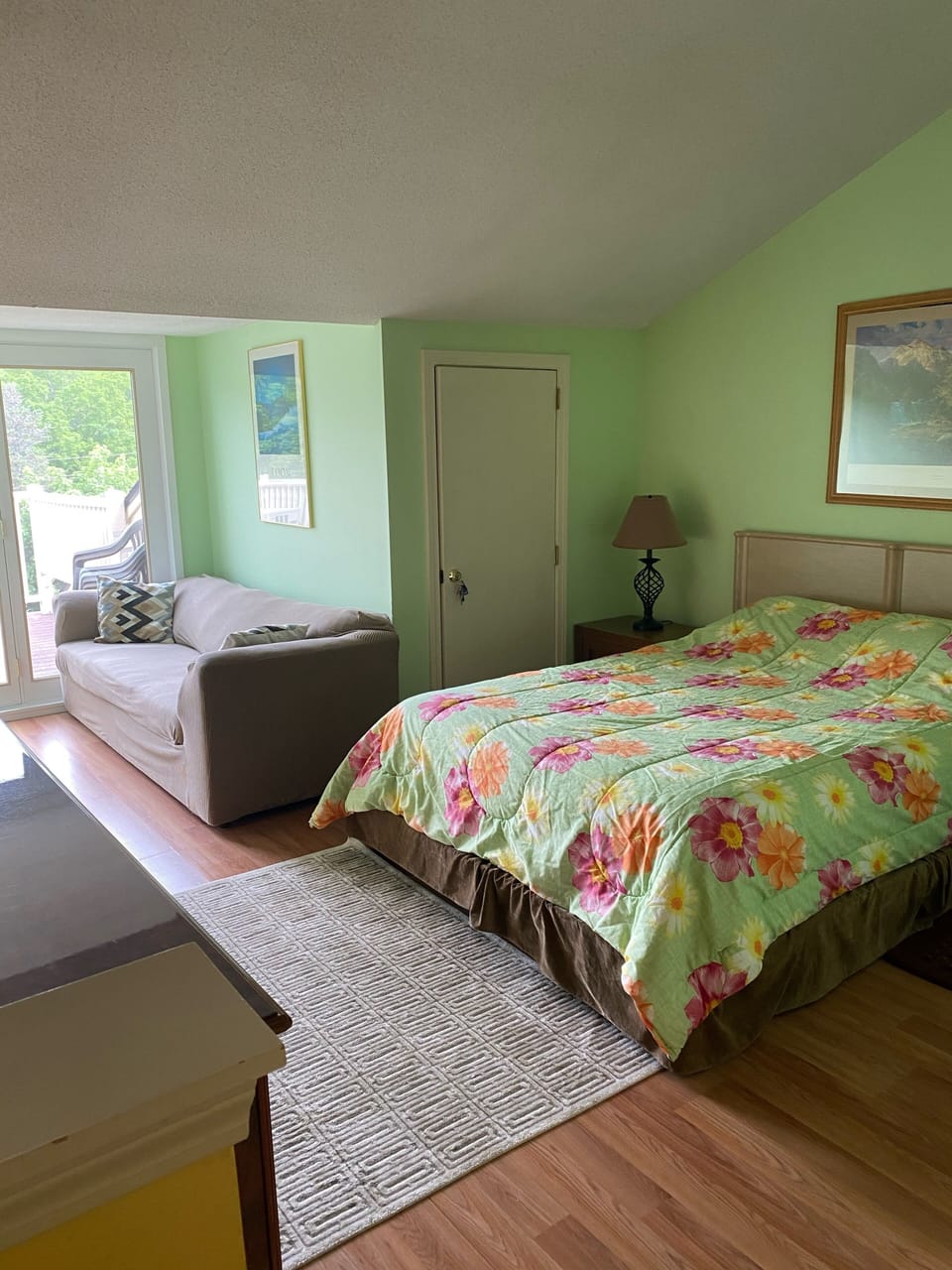 Second queen size bed in the loft 
