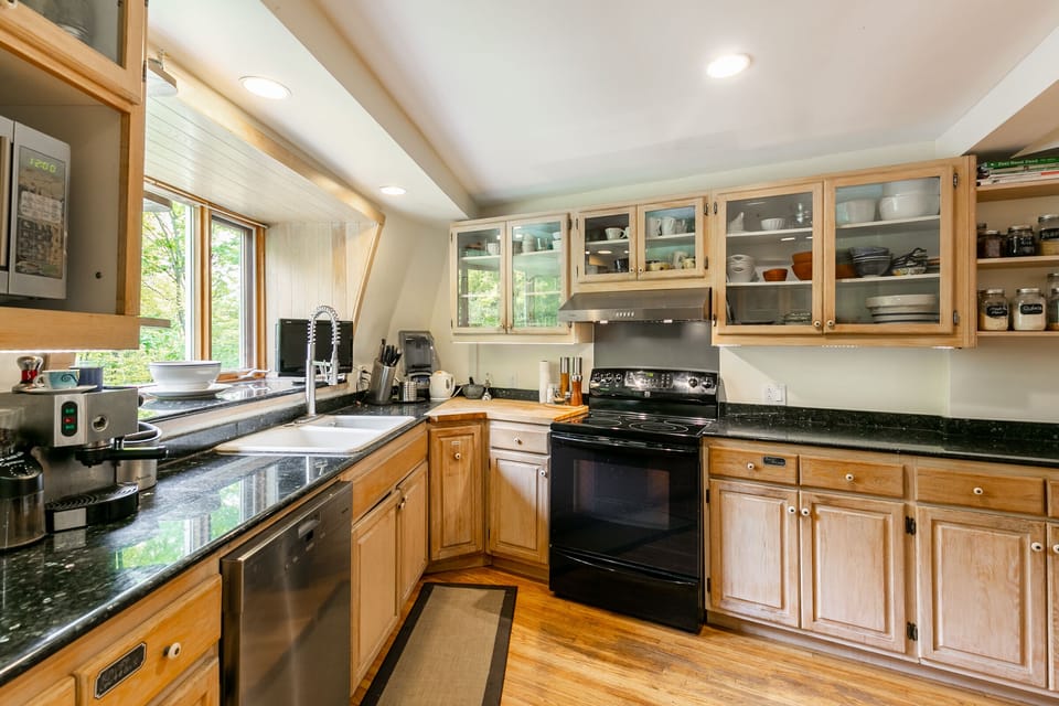 The kitchen with my favorite toy on the left.... the espresso machine !