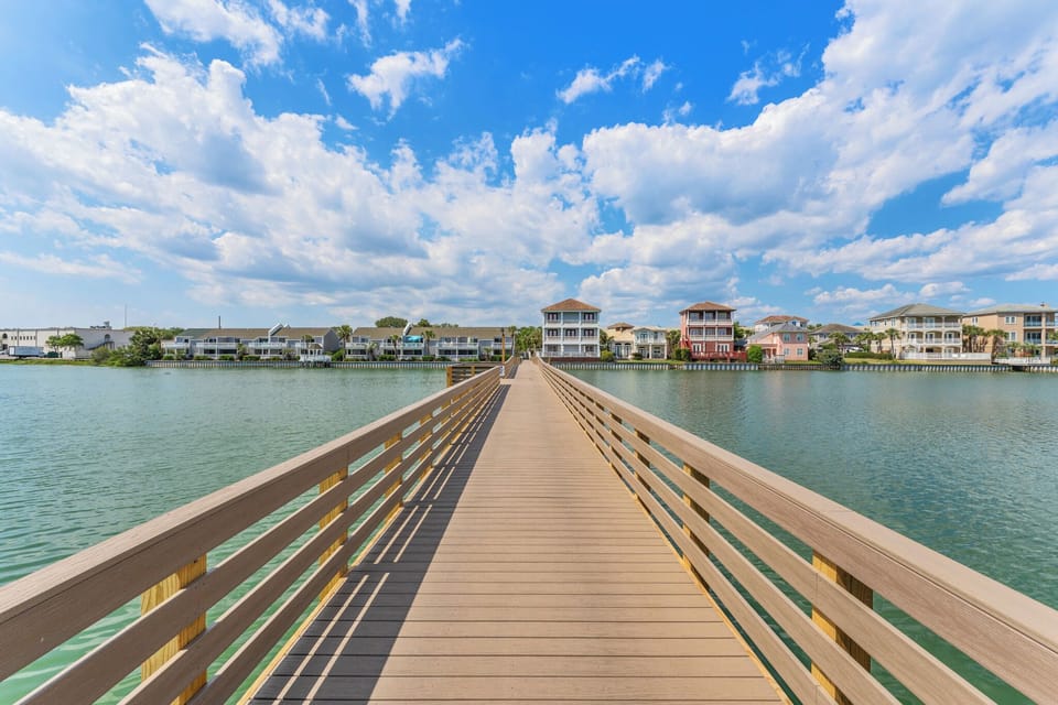 Take the walkover bridge over the lake. Just a 5 minute walk to the beach.