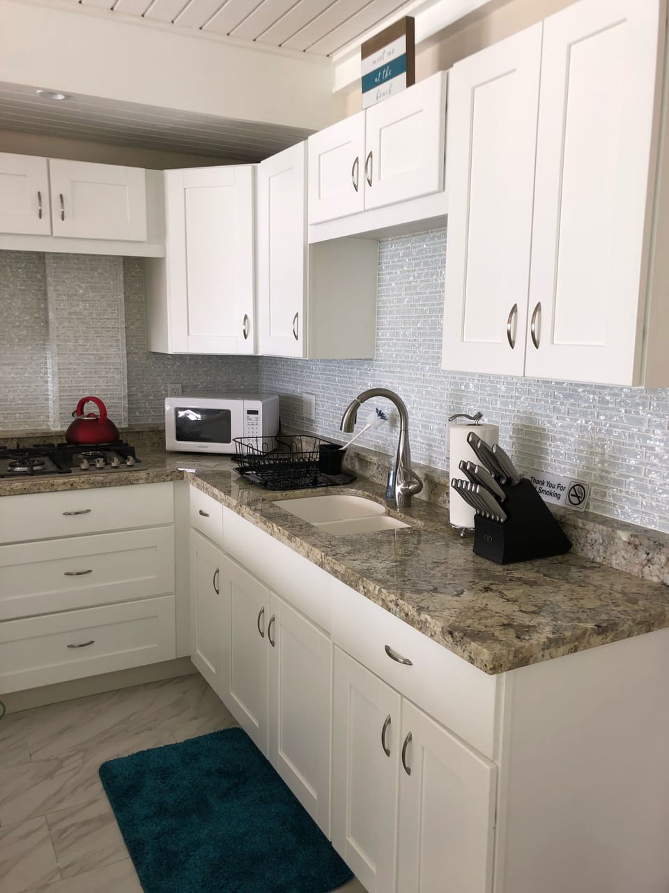 Fully equipped kitchen for gourmet cooking or take out:)