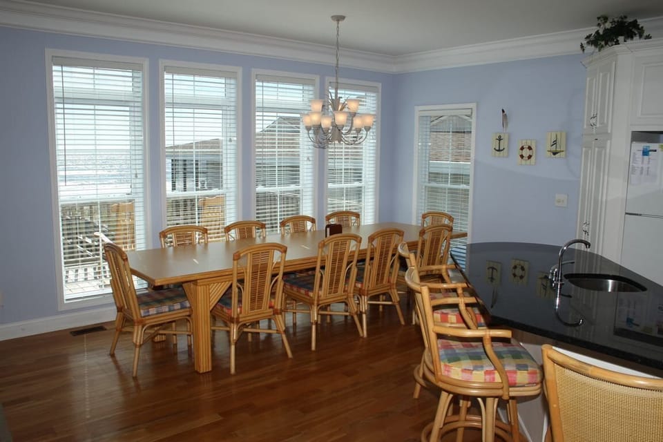 Seating for 10 at big table and 3 at bar
