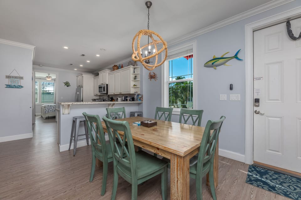Dining area - 6 person table with 3 additional bar stool seats available
