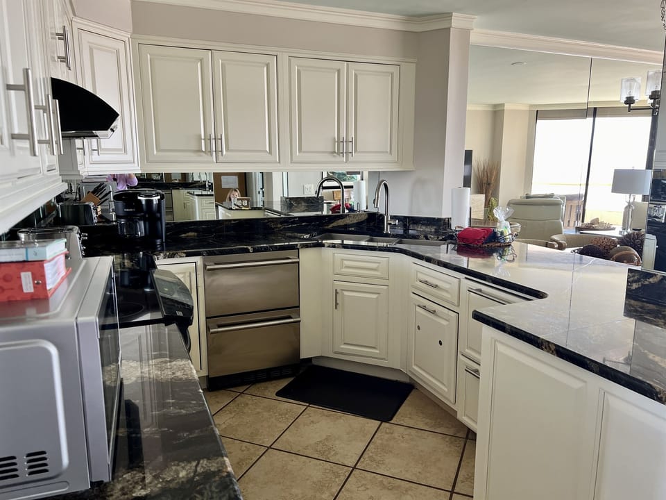 Gorgeous Kitchen! Fully Stocked with Pottery Barn Dinnerware