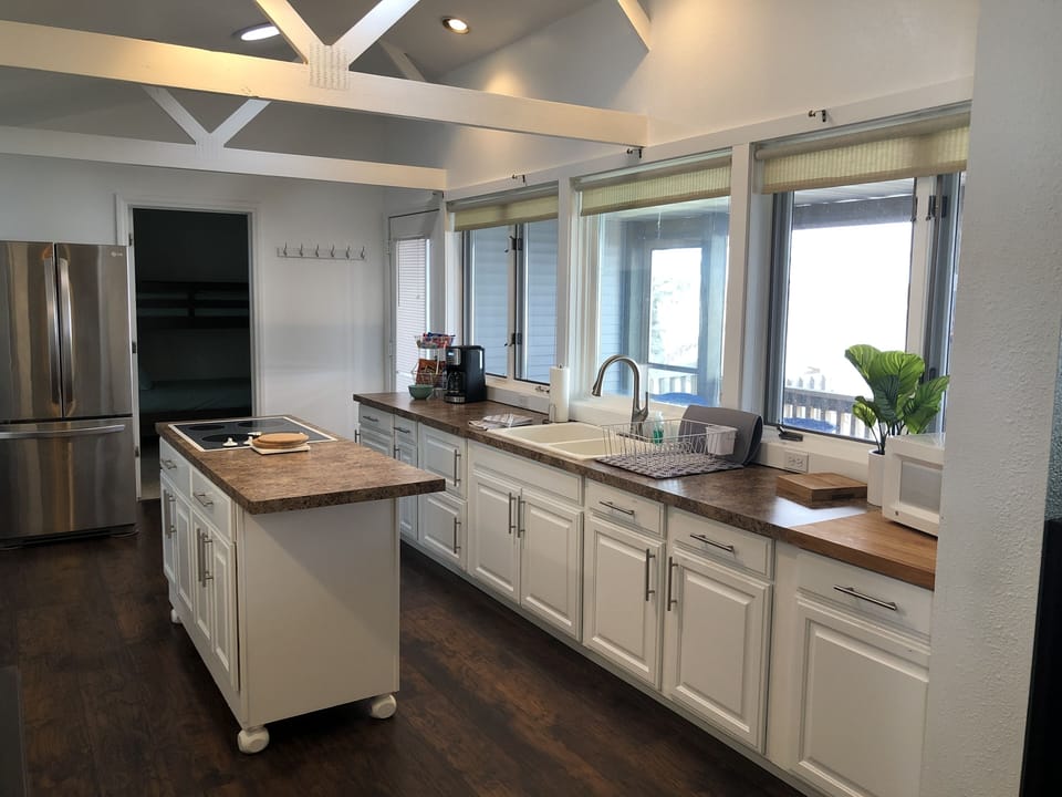 Kitchen overlooking lake and enclosed porch with hot-tub. Vaulted ceilings. 