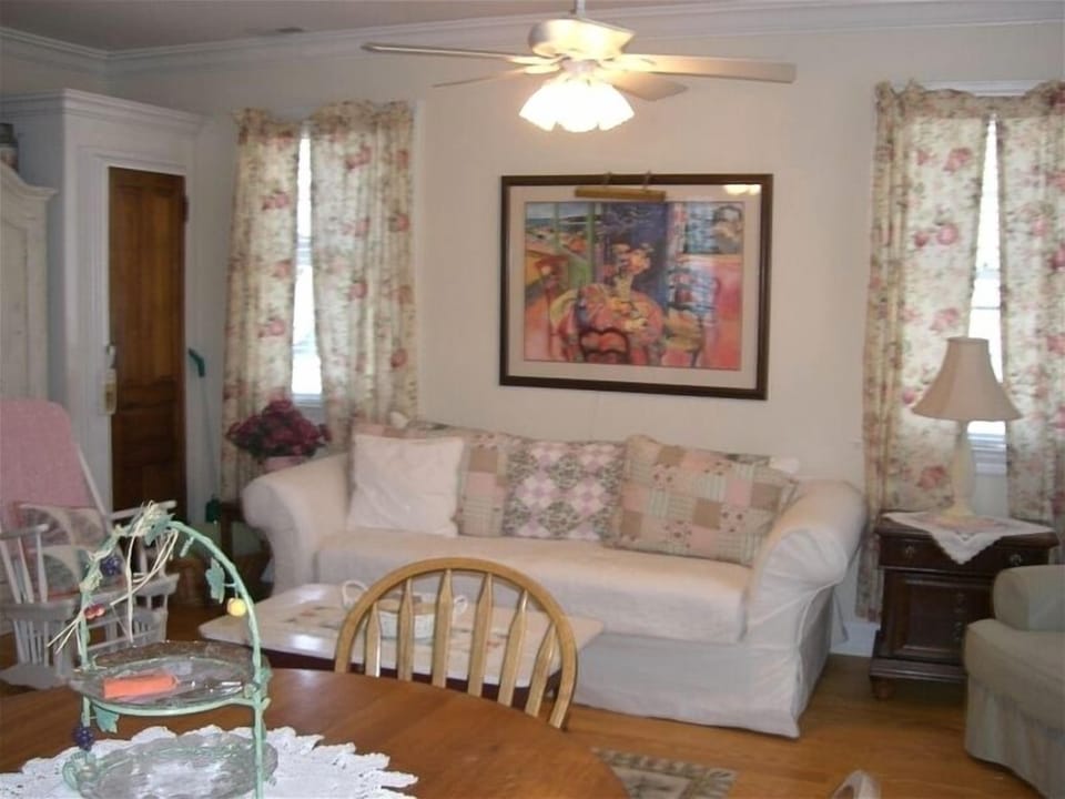 Clean, comfy and shabby chic