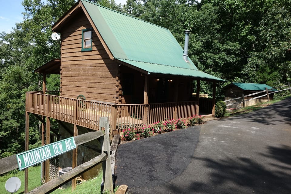 Private Parking area of Mountain Dew Cabin - Space for at least 4 cars!