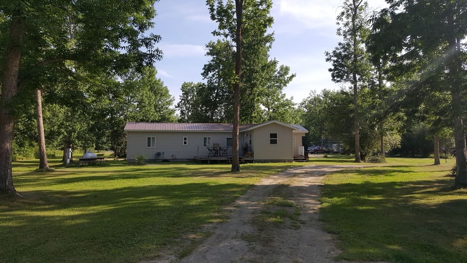 Spacious yard, perfect for lawn games!