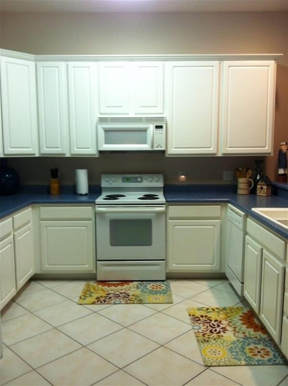 Cook's eat-in kitchen with bar and all you need for family gatherings and meals!