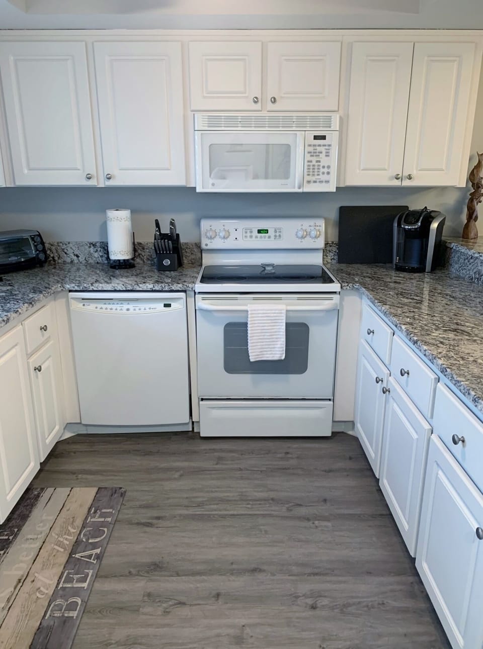 Kitchen newly remodeled!