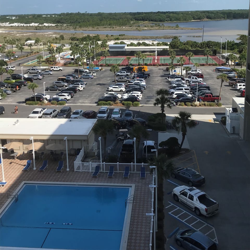 Relaxing complex .... swim, tennis and lake access for boating!