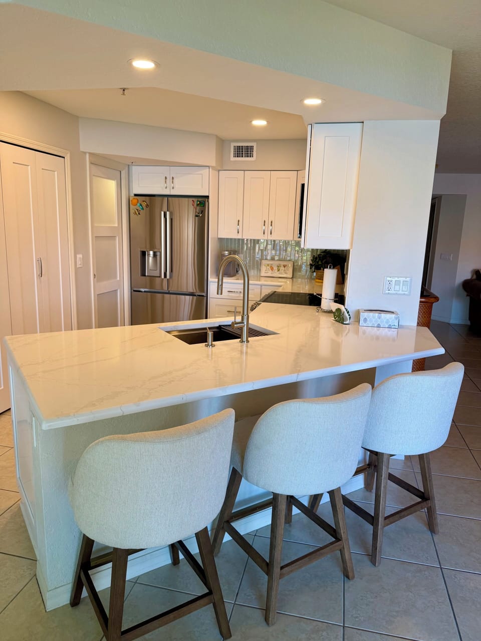 Counter bar seating for 3