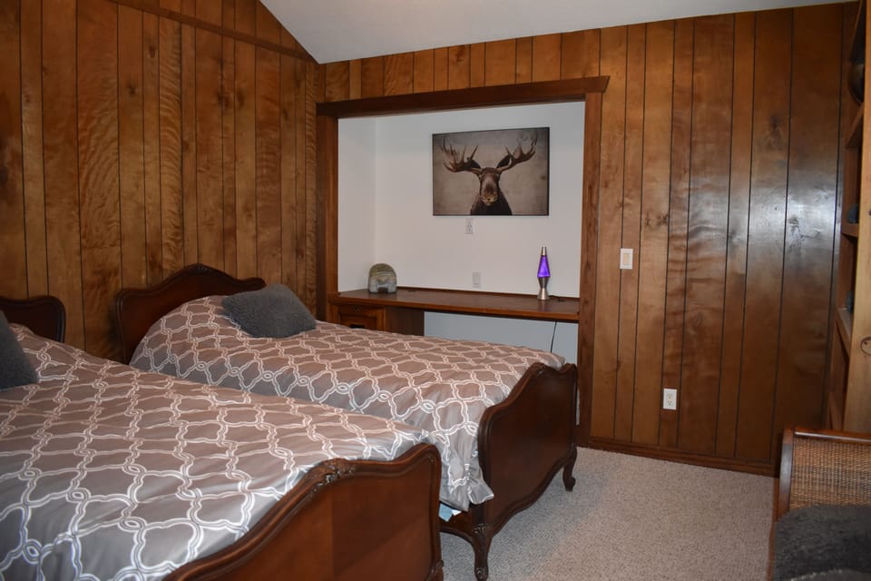 4th Bedroom, Library with Twin Beds