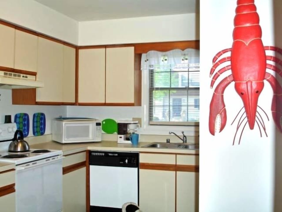 Well Stocked Chef's kitchen for a Relaxing meal away from Home