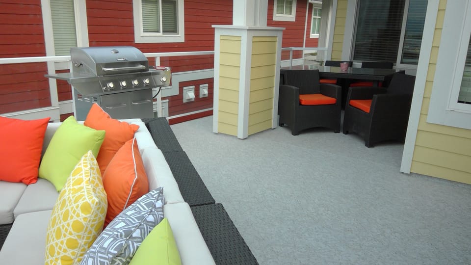 Cozy seating under the shelter from the sun for 6 people. 