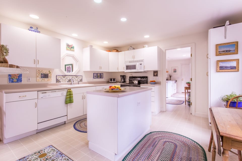 Fully equipped kitchen with table for two