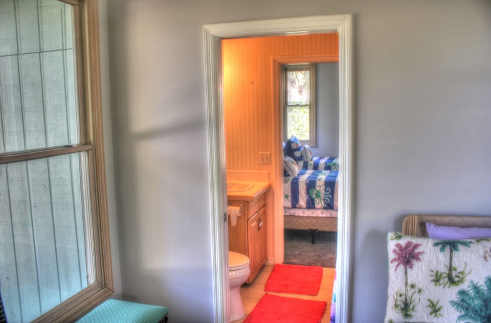 4-piece jack & jill bathroom between queen and twin bedrooms