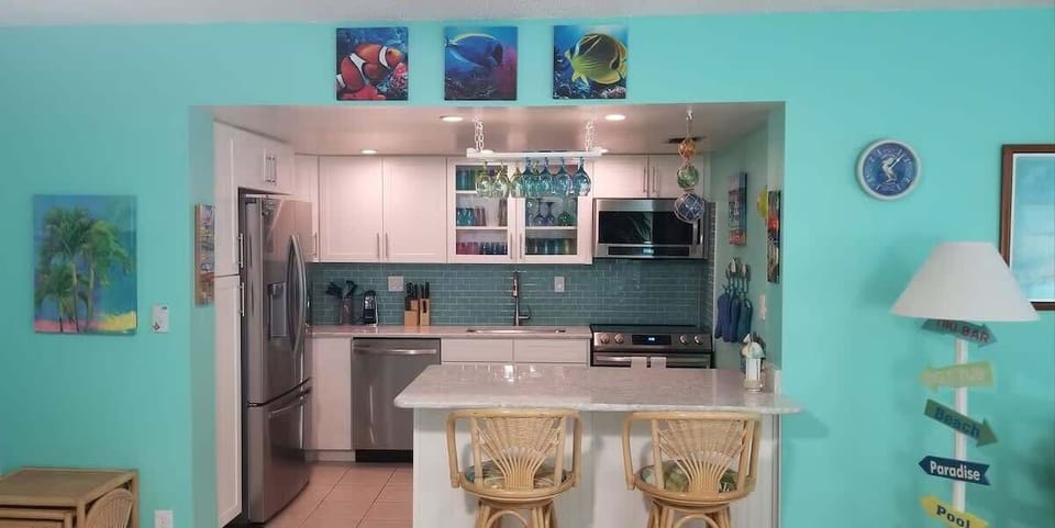 The well-equipped kitchen has all the modern conveniences that you need.