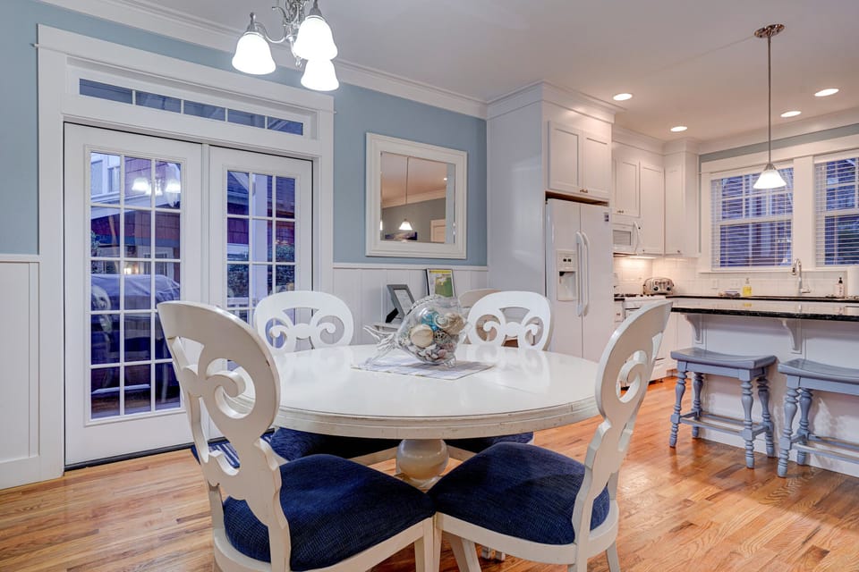 Nook Area with Second Dining Room Table (Seats 4-6 Comfortably)