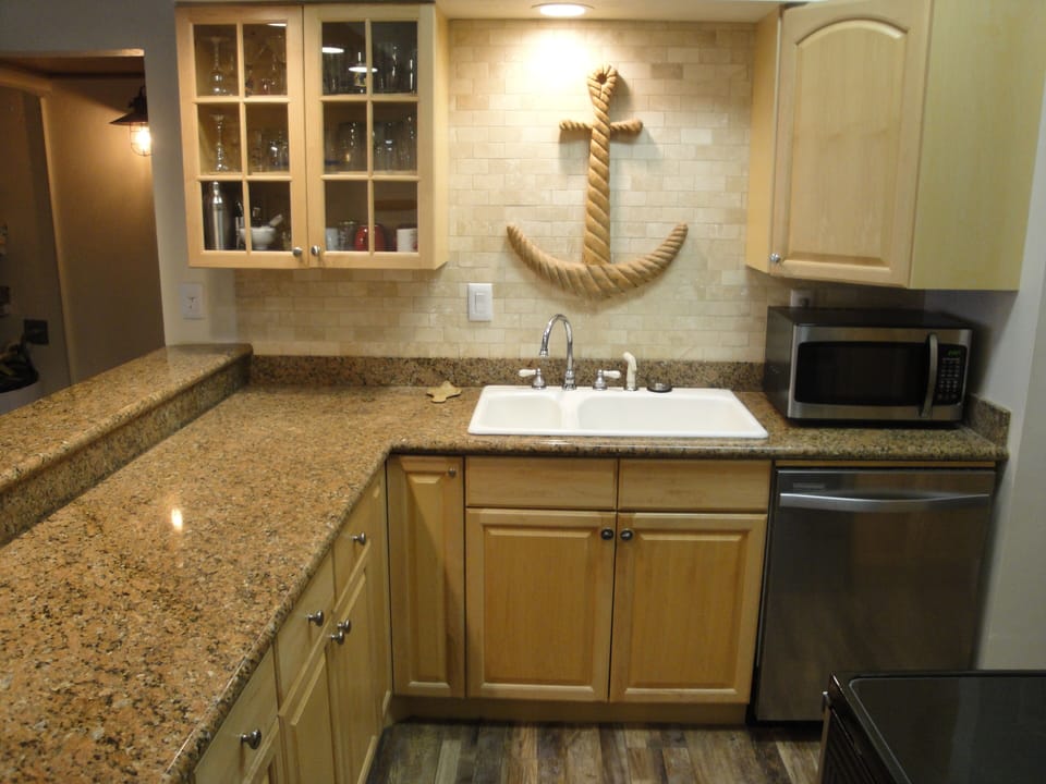 Kitchen (stainless steel dishwasher)