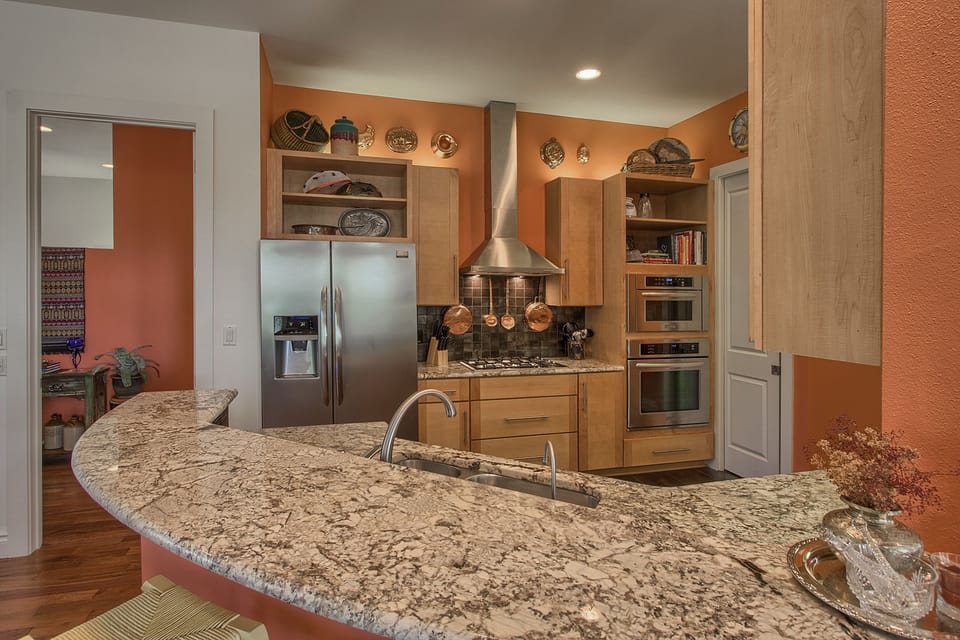 Gourmet kitchen, fully equipped.