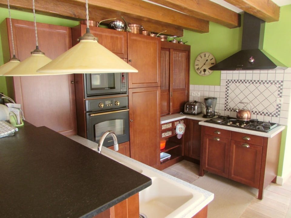 Fully equipped kitchen (oven and stove, microwave, fridge, freezer, dishwasher