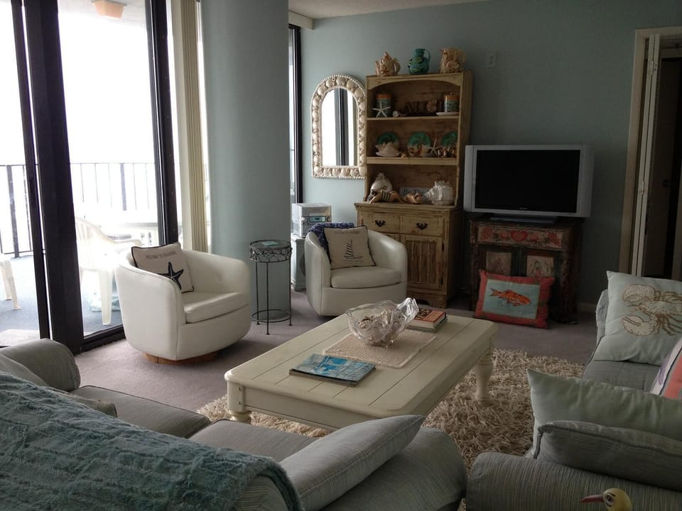 living room area -- confortable and serene!