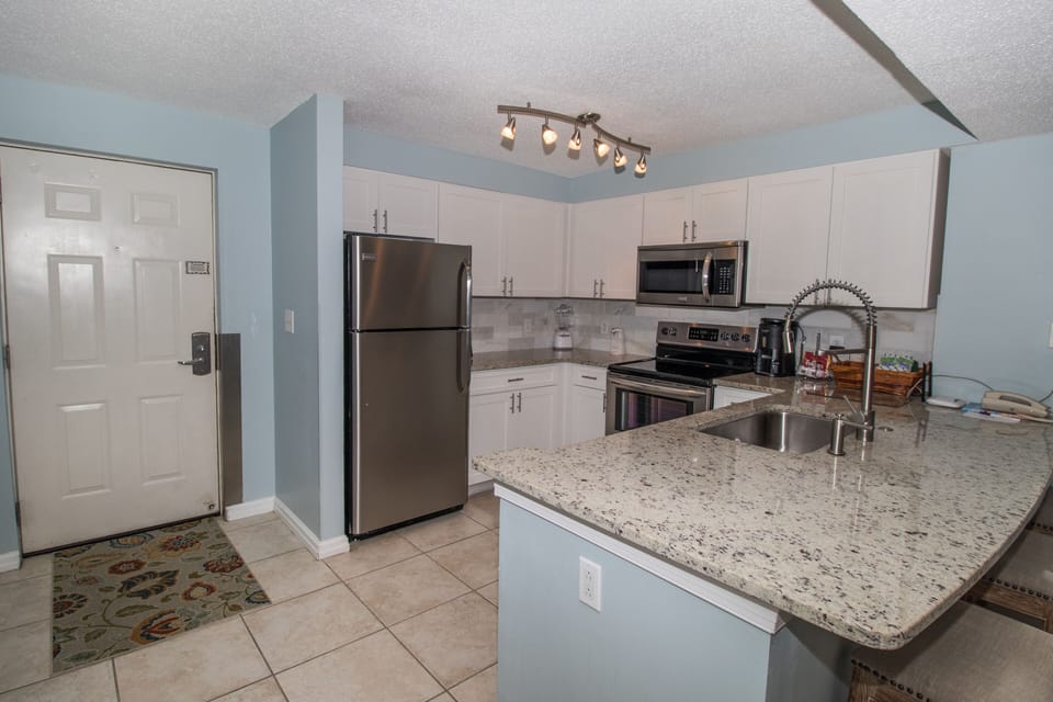 Kitchen equipped with everything for cooking and baking, with dishes and utensil
