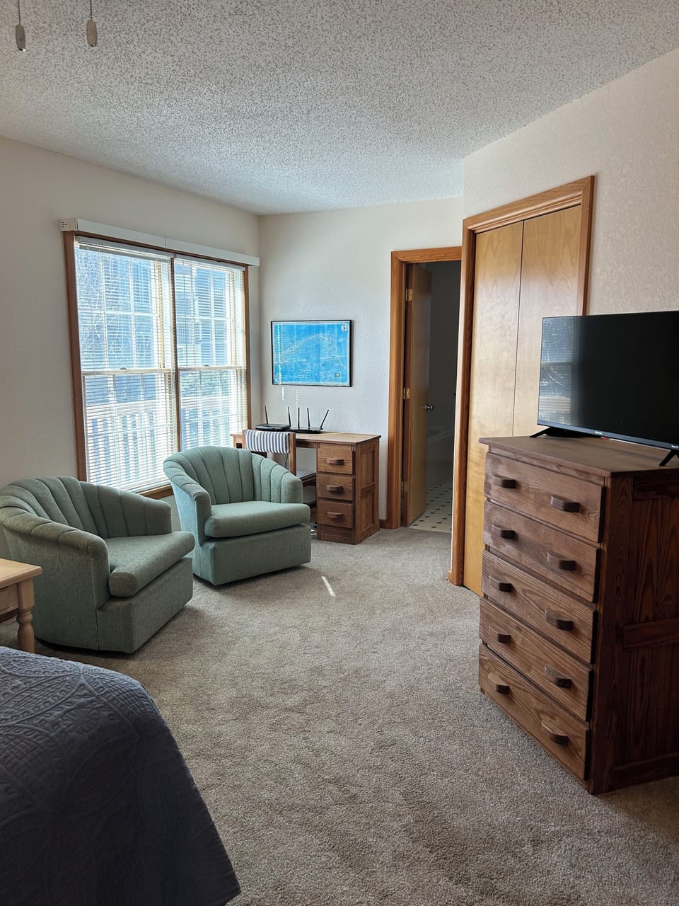 Middle level king sitting area and desk